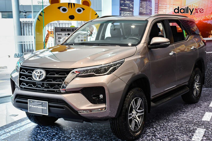 Toyota Fortuner Legender 2.8AT 4x4 - Hình 2