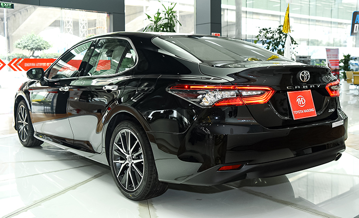 Đuôi xe Camry 2.0Q