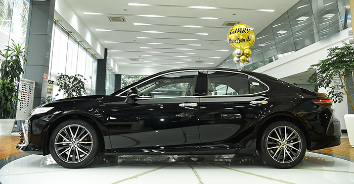 Thân xe Camry 2.0Q