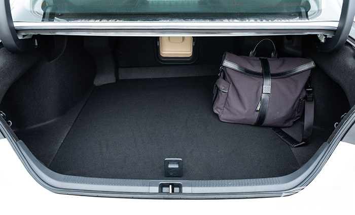 Khoang hành lý Camry 2.0G